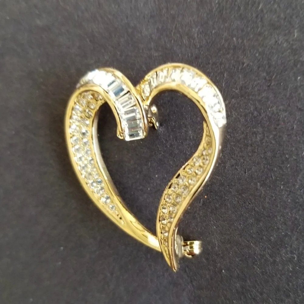 Crystal Open Heart Brooch - Picture 6 of 8